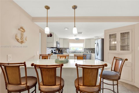 House in Marathon, Florida 3 bedrooms, 122.63 sq.m. № 2042522 - photo 10