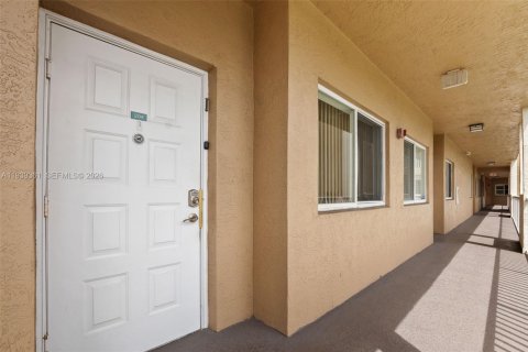 Copropriété à vendre à Tamarac, Floride: 2 chambres, 140.1 m2 № 1997598 - photo 2