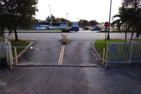Propiedad comercial en venta en Miami Gardens, Florida № 1921212 - foto 2