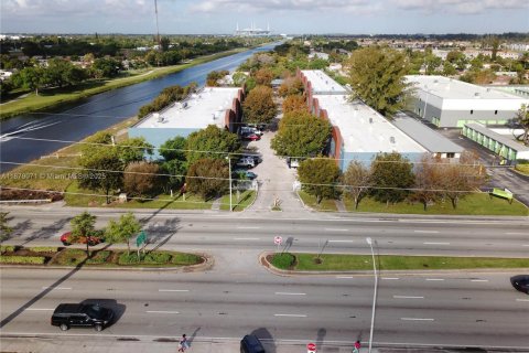Propiedad comercial en venta en Miami Gardens, Florida № 1921212 - foto 9