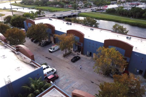 Propiedad comercial en venta en Miami Gardens, Florida № 1921212 - foto 17