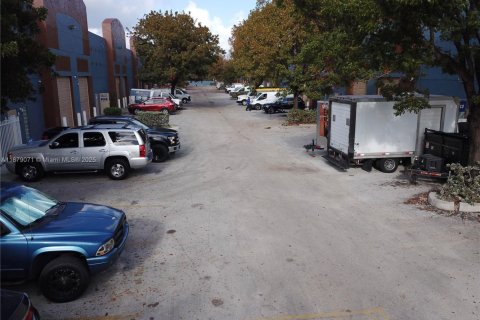Propiedad comercial en venta en Miami Gardens, Florida № 1921212 - foto 3