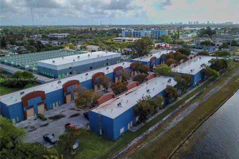 Propiedad comercial en venta en Miami Gardens, Florida № 1921212 - foto 7