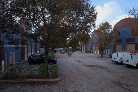 Propiedad comercial en venta en Miami Gardens, Florida № 1921212 - foto 6