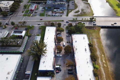 Propiedad comercial en venta en Miami Gardens, Florida № 1921212 - foto 11