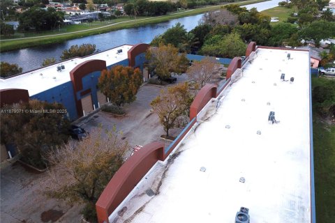 Propiedad comercial en venta en Miami Gardens, Florida № 1921212 - foto 18