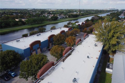 Propiedad comercial en venta en Miami Gardens, Florida № 1921212 - foto 13