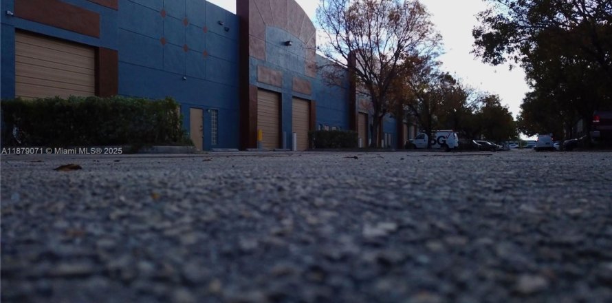 Propiedad comercial en Miami Gardens, Florida № 1921212