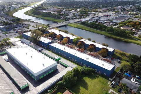 Propiedad comercial en venta en Miami Gardens, Florida № 1921212 - foto 16