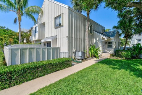 Снять в аренду таунхаус в Юпитер, Флорида 3 спальни, 116.5м2, № 1189714 - фото 1