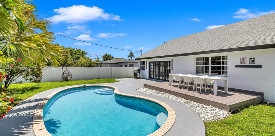House in Fort Lauderdale, Florida 4 bedrooms, 188.22 sq.m. № 1779159