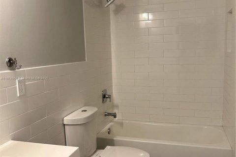 Villa ou maison à louer à Miami, Floride: 4 chambres, 225.1 m2 № 1928226 - photo 12