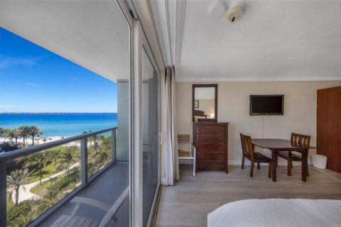 Condo in Sunny Isles Beach, Florida  № 1748986 - photo 3