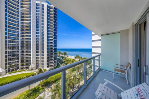 Condo in Sunny Isles Beach, Florida  № 1748986 - photo 5