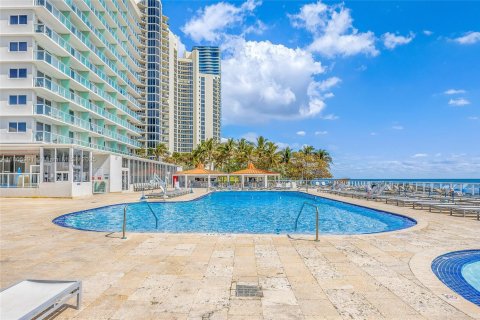 Condo in Sunny Isles Beach, Florida  № 1748986 - photo 10
