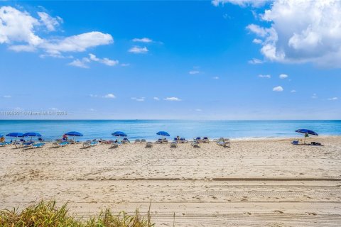 Condo in Sunny Isles Beach, Florida  № 1748986 - photo 11