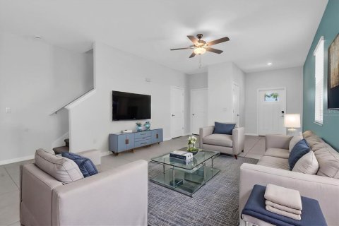 Townhouse in New Port Richey, Florida 2 bedrooms, 143.16 sq.m. № 2103778 - photo 3