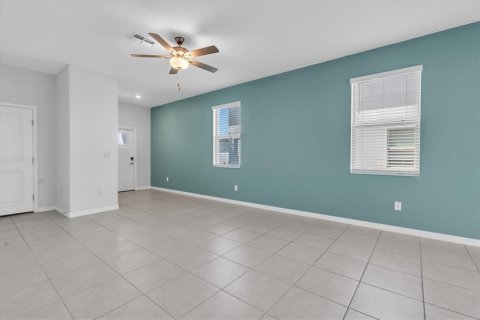 Townhouse in New Port Richey, Florida 2 bedrooms, 143.16 sq.m. № 2103778 - photo 9