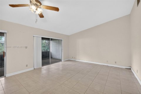 House in Tamarac, Florida 2 bedrooms, 131.74 sq.m. № 2060383 - photo 10