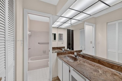 House in Tamarac, Florida 2 bedrooms, 131.74 sq.m. № 2060383 - photo 20