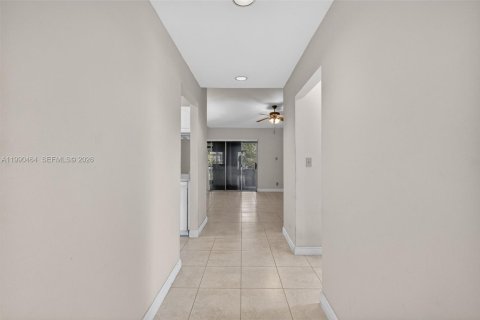 House in Tamarac, Florida 2 bedrooms, 131.74 sq.m. № 2060383 - photo 3