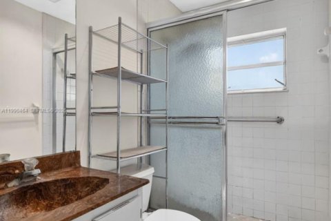 House in Tamarac, Florida 2 bedrooms, 131.74 sq.m. № 2060383 - photo 16