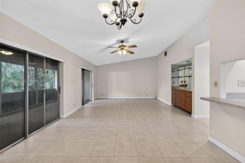 House in Tamarac, Florida 2 bedrooms, 131.74 sq.m. № 2060383 - photo 14