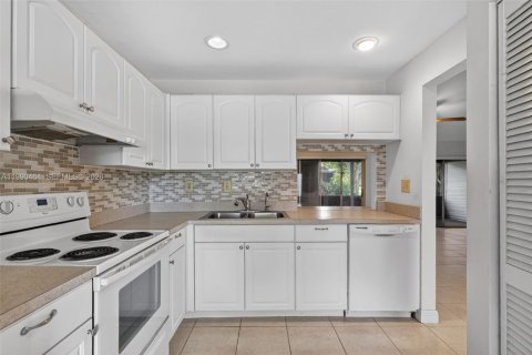 House in Tamarac, Florida 2 bedrooms, 131.74 sq.m. № 2060383 - photo 8