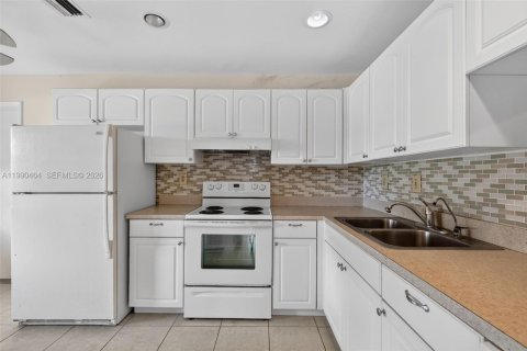 House in Tamarac, Florida 2 bedrooms, 131.74 sq.m. № 2060383 - photo 4