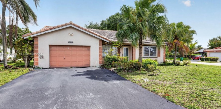 House in Tamarac, Florida 2 bedrooms, 131.74 sq.m. № 2060383