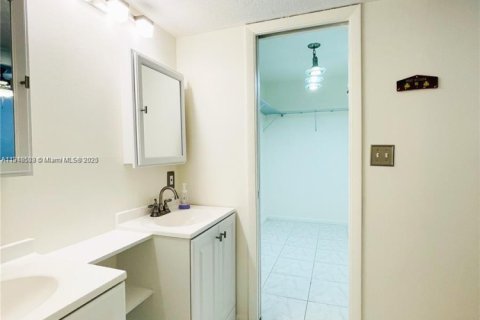 Condo in Tamarac, Florida, 2 bedrooms  № 1973223 - photo 5