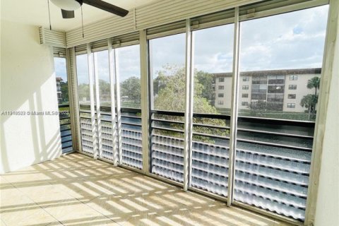Condo in Tamarac, Florida, 2 bedrooms  № 1973223 - photo 4