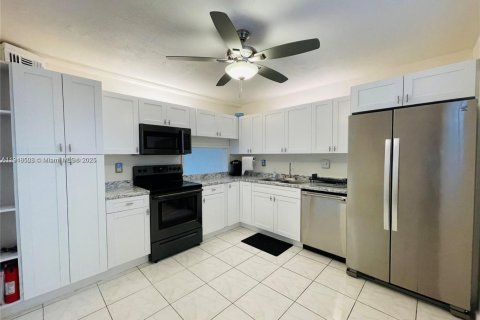 Condo in Tamarac, Florida, 2 bedrooms  № 1973223 - photo 2