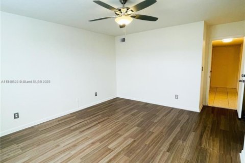 Condo in Tamarac, Florida, 2 bedrooms  № 1973223 - photo 3