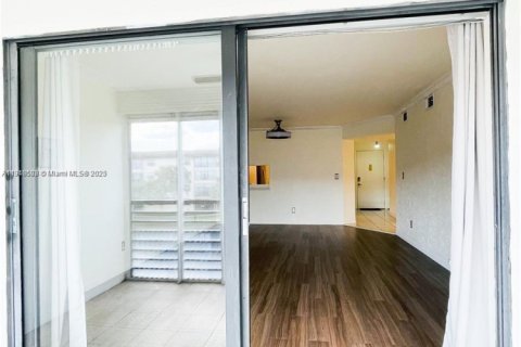 Condo in Tamarac, Florida, 2 bedrooms  № 1973223 - photo 7