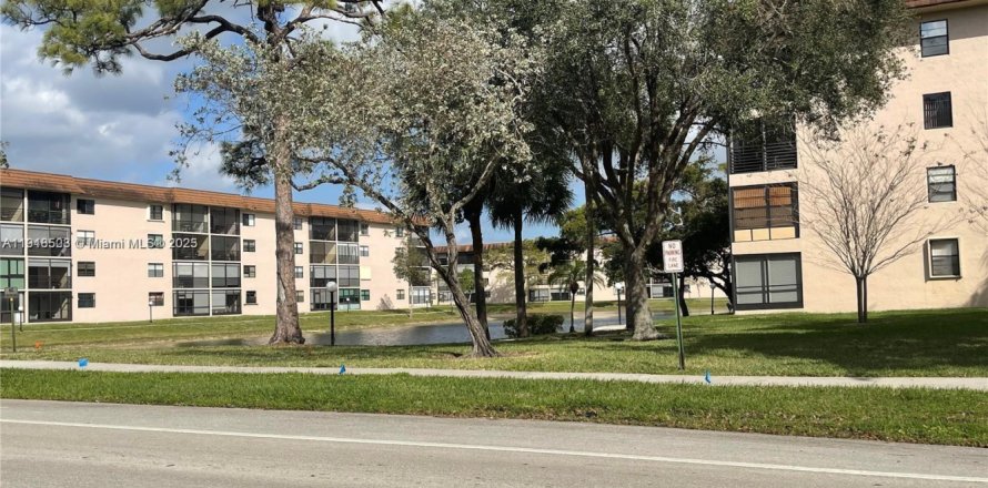 Condo in Tamarac, Florida, 2 bedrooms  № 1973223