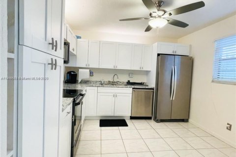 Condo in Tamarac, Florida, 2 bedrooms  № 1973223 - photo 11