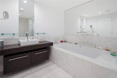 Condominio en venta en Sunny Isles Beach, Florida, 1 dormitorio, 79.71 m2 № 2189922 - foto 17