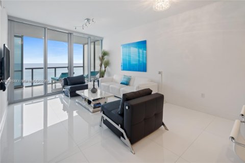 Condominio en venta en Sunny Isles Beach, Florida, 1 dormitorio, 79.71 m2 № 2189922 - foto 3