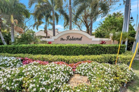 House in Wellington, Florida 3 bedrooms, 289.48 sq.m. № 1146269 - photo 1