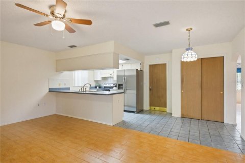 House in New Port Richey, Florida 3 bedrooms, 148.18 sq.m. № 2101128 - photo 14