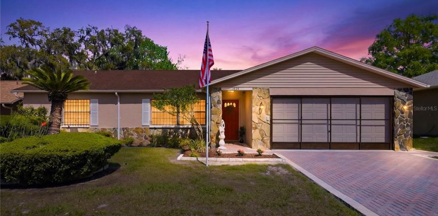 House in New Port Richey, Florida 3 bedrooms, 148.18 sq.m. № 2101128