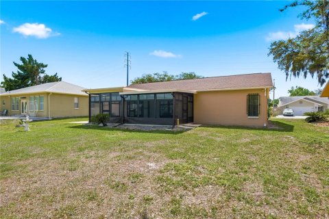 House in New Port Richey, Florida 3 bedrooms, 148.18 sq.m. № 2101128 - photo 21