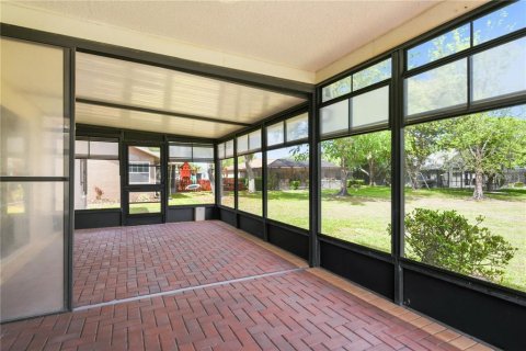 House in New Port Richey, Florida 3 bedrooms, 148.18 sq.m. № 2101128 - photo 18