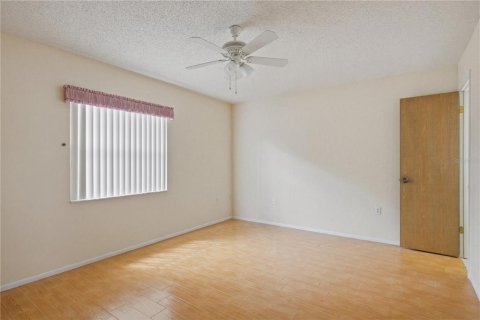 House in New Port Richey, Florida 3 bedrooms, 148.18 sq.m. № 2101128 - photo 10
