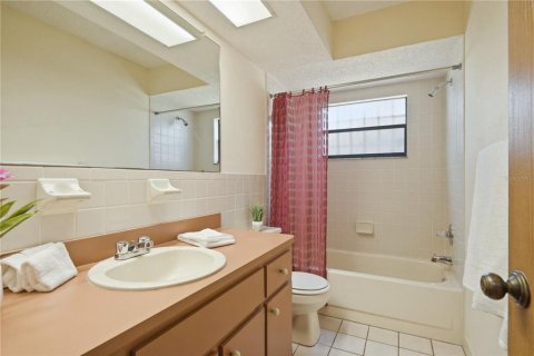 House in New Port Richey, Florida 3 bedrooms, 148.18 sq.m. № 2101128 - photo 8