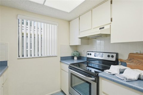 House in New Port Richey, Florida 3 bedrooms, 148.18 sq.m. № 2101128 - photo 12