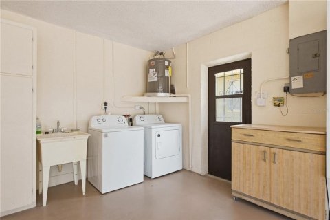 House in New Port Richey, Florida 3 bedrooms, 148.18 sq.m. № 2101128 - photo 20