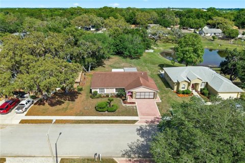 House in New Port Richey, Florida 3 bedrooms, 148.18 sq.m. № 2101128 - photo 25