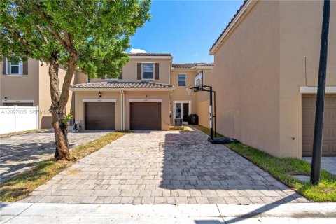 Townhouse in Miami, Florida 3 bedrooms, 161.65 sq.m. № 2391920